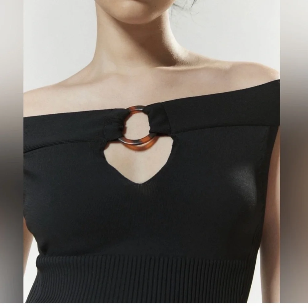 Silence + Noise Urban Outfitters Black Off-Shoulder Top with Cutout Detail - Picture 3 of 4